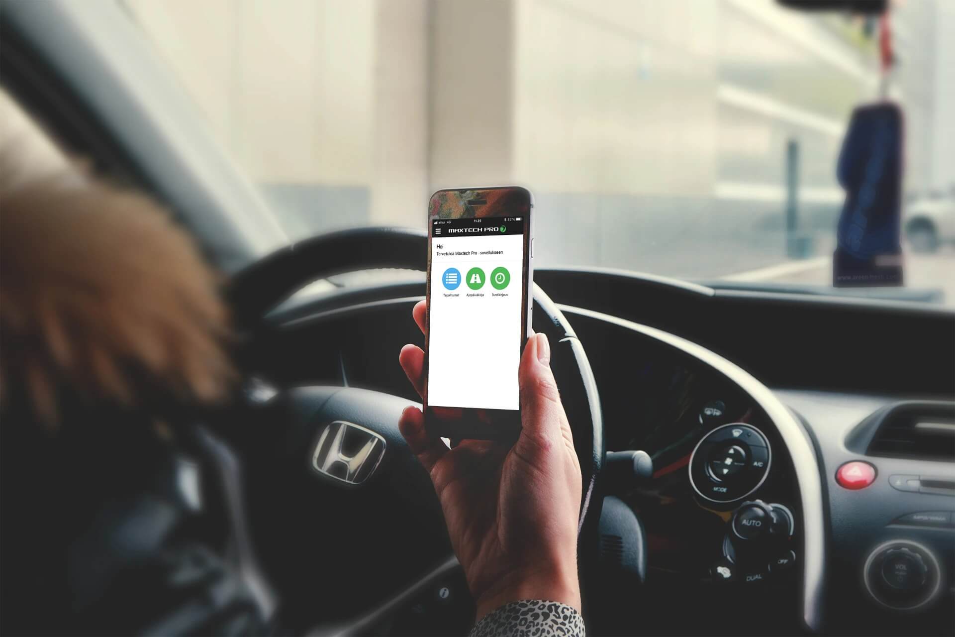 Mobiili työajanseuranta: kuljettaja kirjaa työajan puhelimen Maxtech-sovellukseen autossa